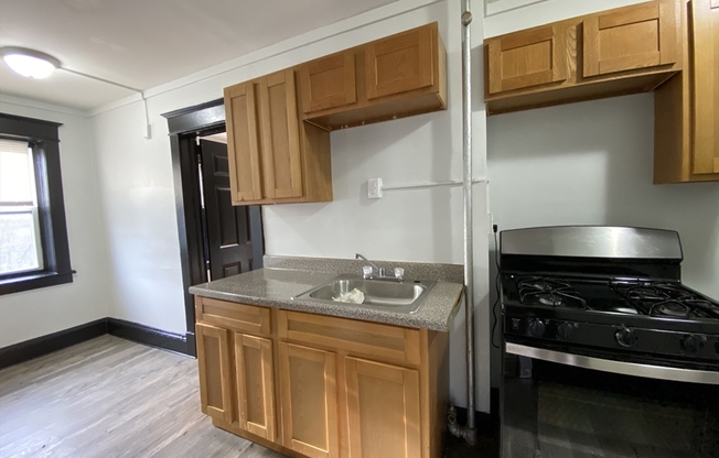 2 beds, 1 bath, 700 sqft, $1,495, Unit 2L