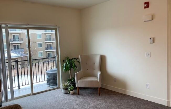 1 bed, 1 bath, 856 sqft, $1,325, Unit 440