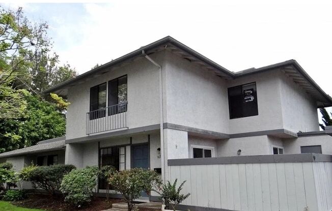 3 BR Townhouse Located on UCSD Bus Line w/ Spacious Bedrooms!