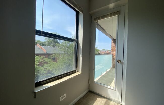 Door to the balcony from the bedroom