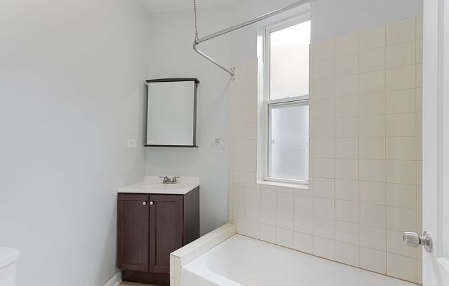 3 beds, 1 bath, 632 sqft, $2,350, Unit 1456-208