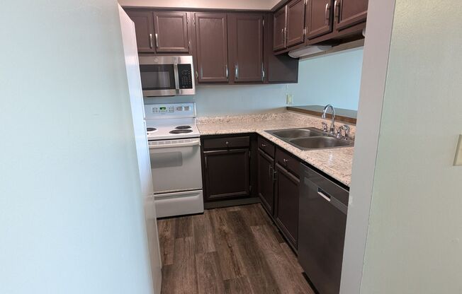 2 beds, 1.5 baths, 900 sqft, $1,150, Unit Apt B