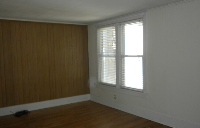 2 beds, 1 bath, $750, Unit Apt B