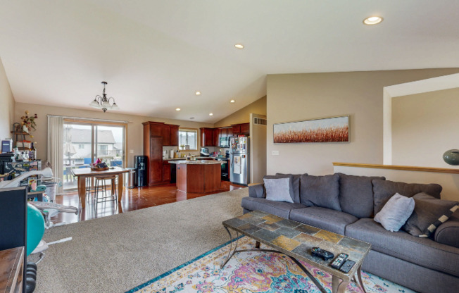 4024 STONE PT DR NE