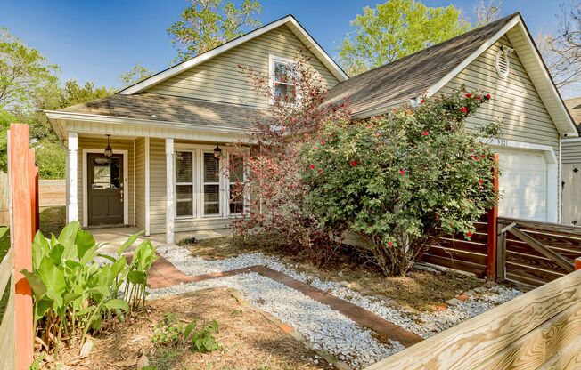 3 Bedroom House with Fenced Yard & Double Garage