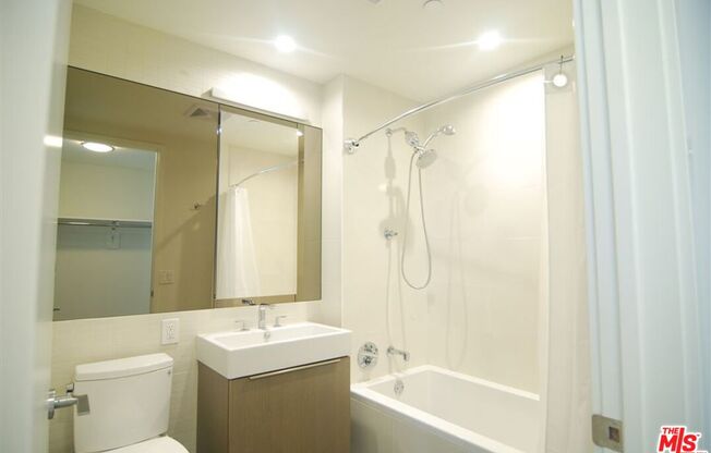 2 beds, 2.5 baths, 1,720 sqft, $5,500, Unit 2406