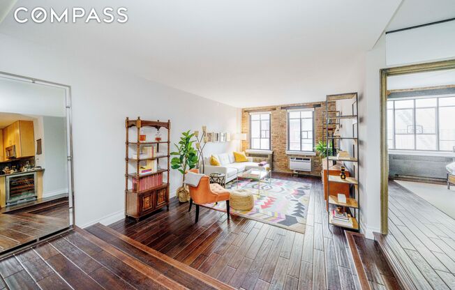 255 W 23 ST 4 HWY