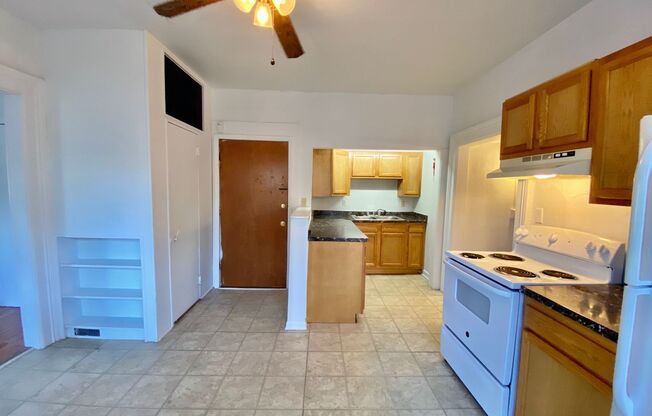 2 beds, 1 bath, $1,195, Unit 4