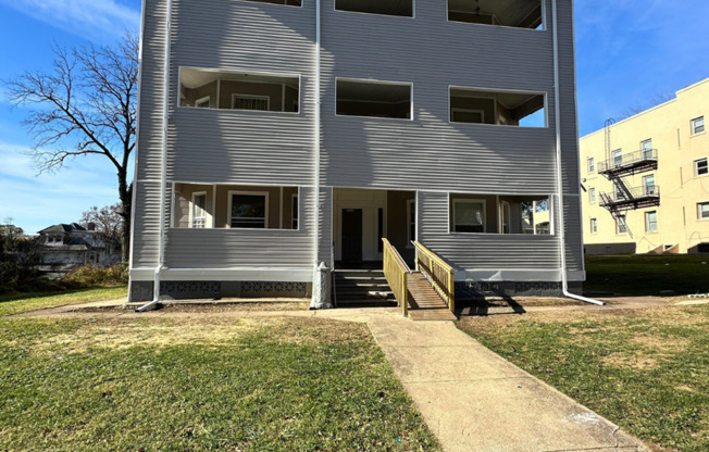 1 bed, 1 bath, $1,100, Unit 2206 Roslyn Ave Unit 9