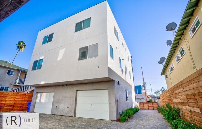 3 beds, 3 baths, 1,565 sqft, $3,600, Unit 11639 1/2 Burbank Blvd