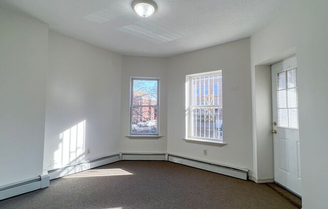 3 beds, 1 bath, $1,700, Unit 2E