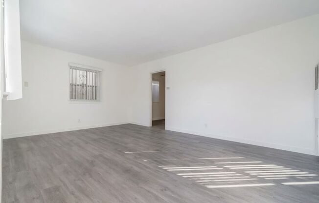 1127 W 111 ST