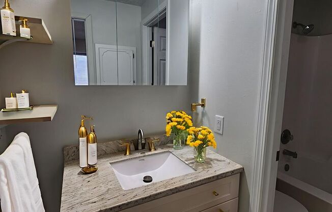 2 beds, 1 bath, 832 sqft, $950, Unit 6800 W 46th - Unit 04