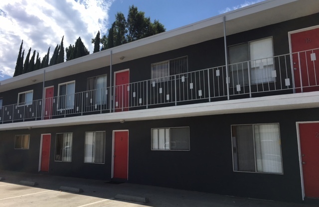 2BD 1 BA centrally located in Norwalk! In nearby proximity of the 5, 605, 105 freeways. Target shopping, civic center that includes an AMC theater and much more!!