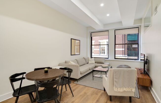 2 beds, 1 bath, 905 sqft, $2,695, Unit 813