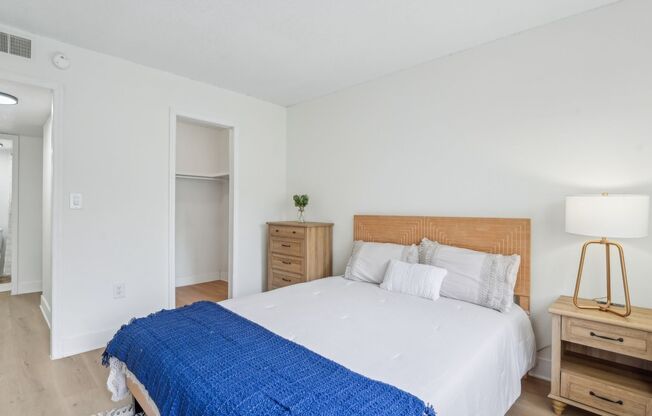 2 beds, 2 baths, 987 sqft, $1,595