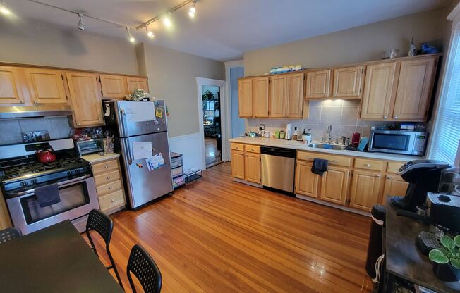 Location Location Location 2 Bd 1 Bath on Forest Hills St With Parking