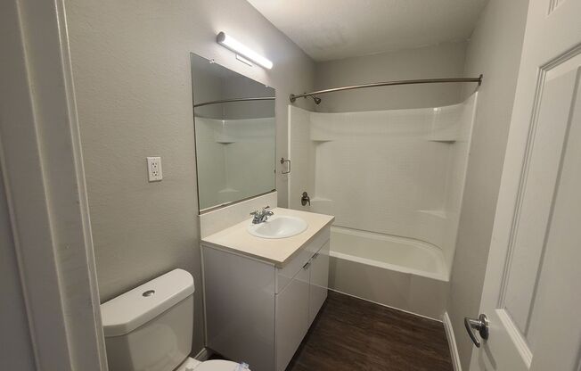 2 beds, 1 bath, 950 sqft, $3,135, Unit 4720-16