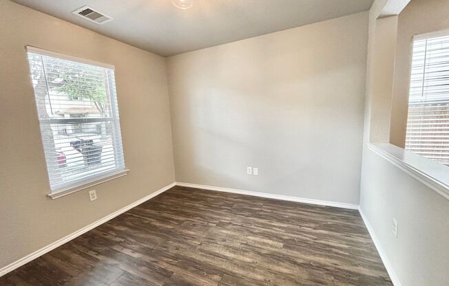 Spacious 3 beds, 2.5 baths in Bristol Forest!