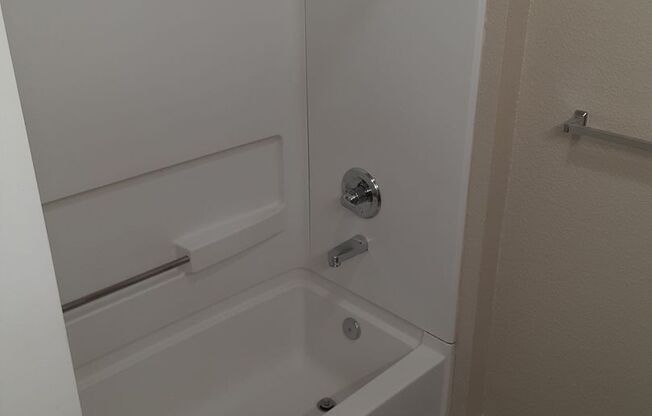 1 bed, 1 bath, 678 sqft, $1,675, Unit 2402