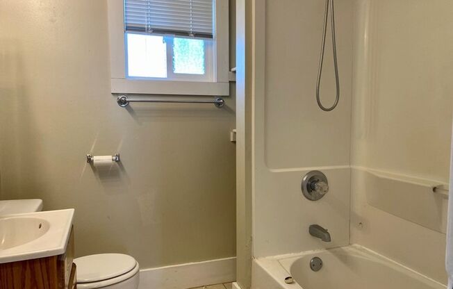 2 beds, 1 bath, $1,800, Unit 906 Mathews St