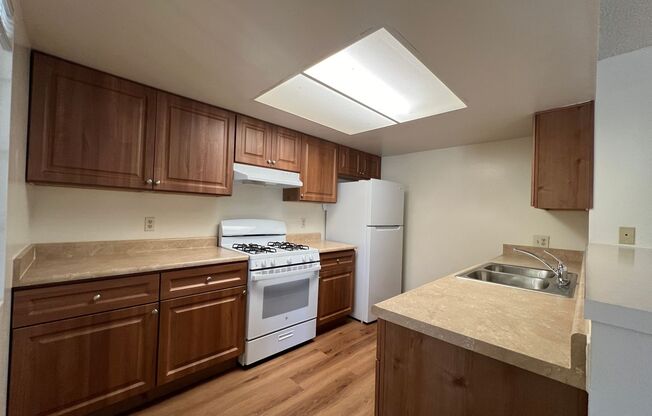 2 beds, 1 bath, $2,595