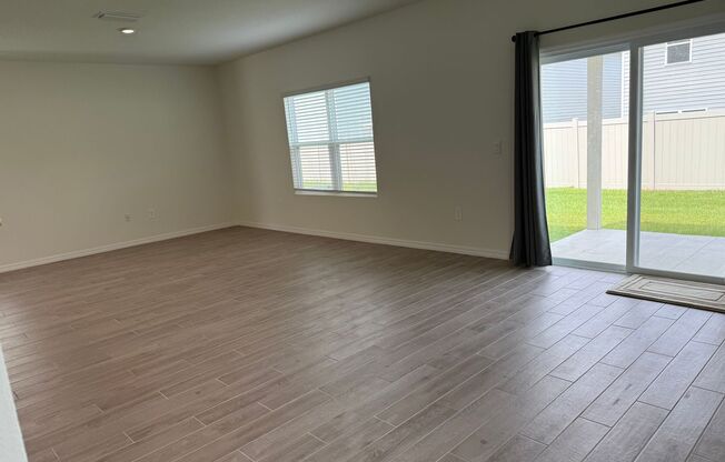 Spacious 4 bedroom/2.5 bathroom Home in Oaks Preserve!