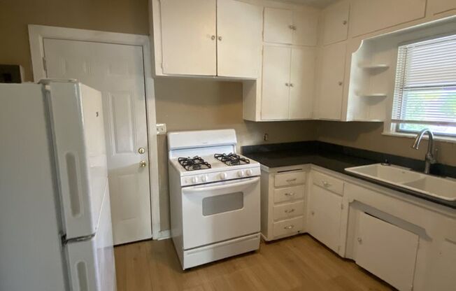 2 beds, 1 bath, 864 sqft, $775, Unit 2324 Up