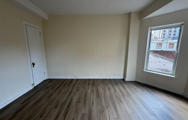 Studio, 1 bath, 295 sqft, $1,275, Unit Old King Edward 371