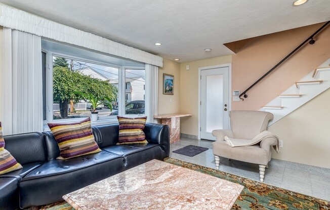 19 SWAN AVE