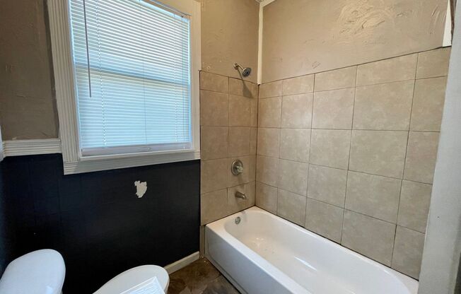 3 beds, 1 bath, $1,025