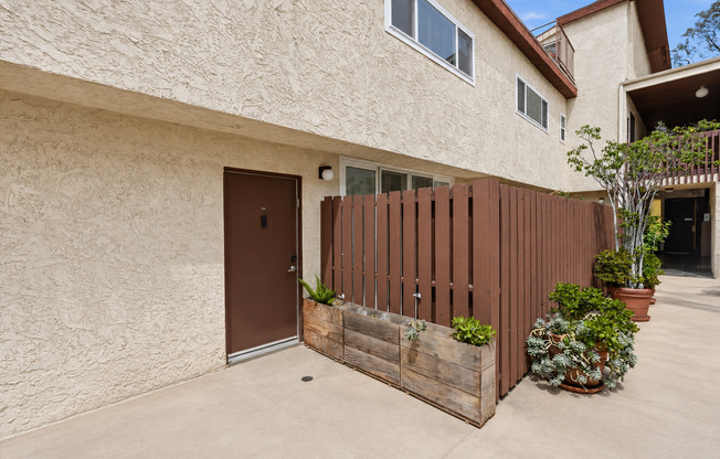 BRIGHT & AIRY, 2BR2.5BA TOWNHOUSE W/ DUAL PRIMARY SUITES, FENCED PATIO & 2-CAR GATED PARKING IN WELL-KEPT GATED BUILDING!