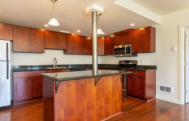 Large 2 Bedroom, 2 Bathroom with GREAT Layout! Walk in Closet and In-Unit Laundry!