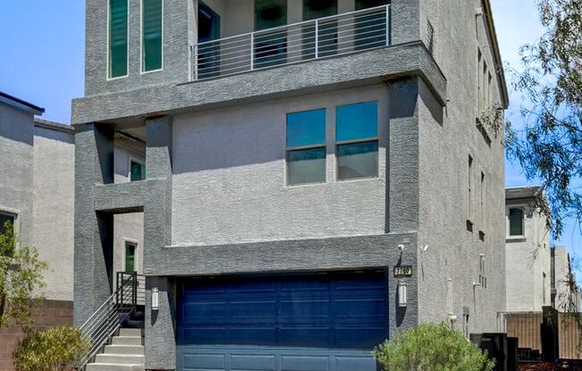 3 Story Home with Rooftop Deck - Luxury Living!