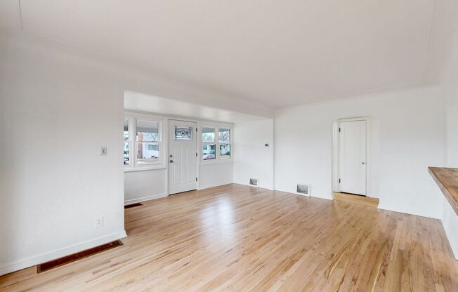 Lovely 3 bed/2 bath home w/2 car garage