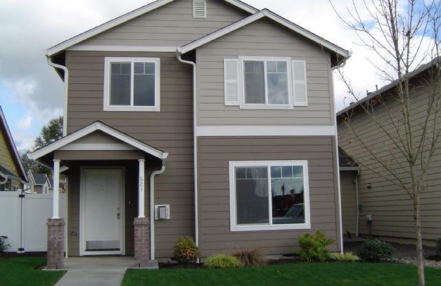Clean 3 BD/2 BA Home in Battle Ground Village Community! Great Location!