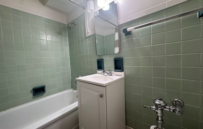 1 bed, 1 bath, $1,295, Unit 706