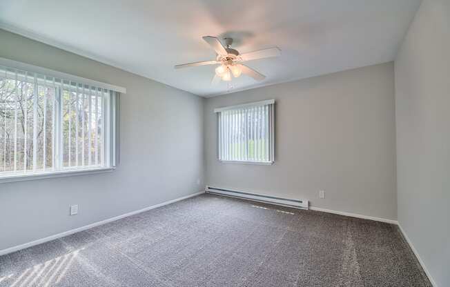 Bedroom With Ceiling Fan at Glen Hills Apartments, Wisconsin