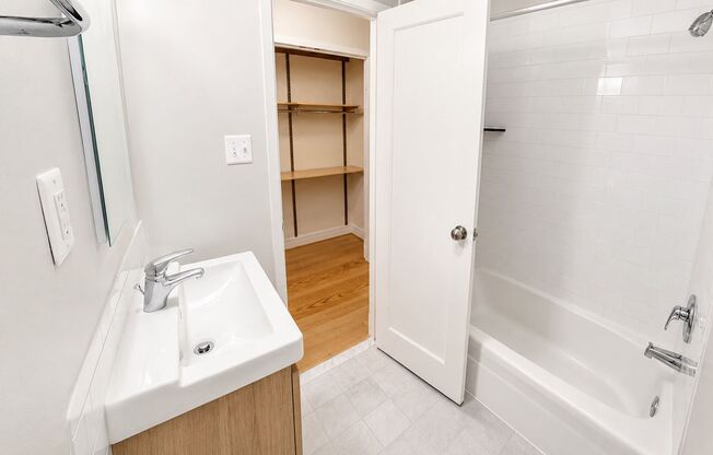 Studio, 1 bath, 470 sqft, $2,100
