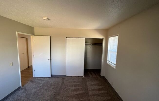 2 beds, 1 bath, $1,175, Unit 2575NE