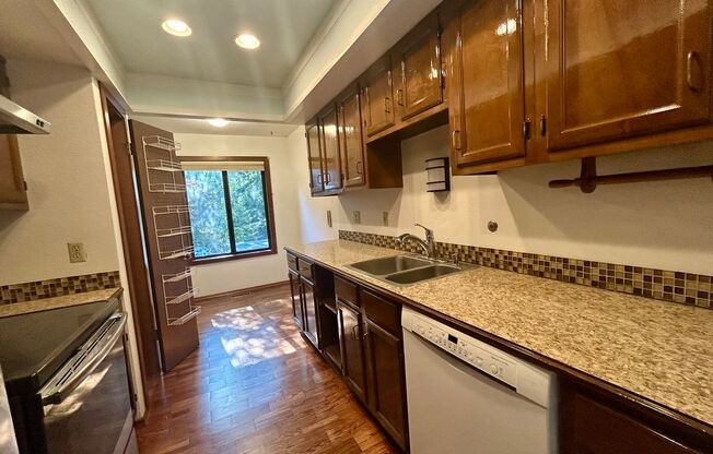 Spacious 2 Bedroom Condo Unit in North Seattle