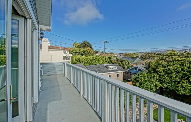 Beautiful, Bright & Spacious, 4BR3.5BA Hilltop Home w/ Amazing Indoor/Outdoor Space & Ocean/PV/City Lights Views Just Blocks from the Hollywood Riviera & Beach!