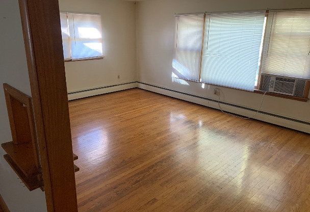 1 bed, 1 bath, $550, Unit 3