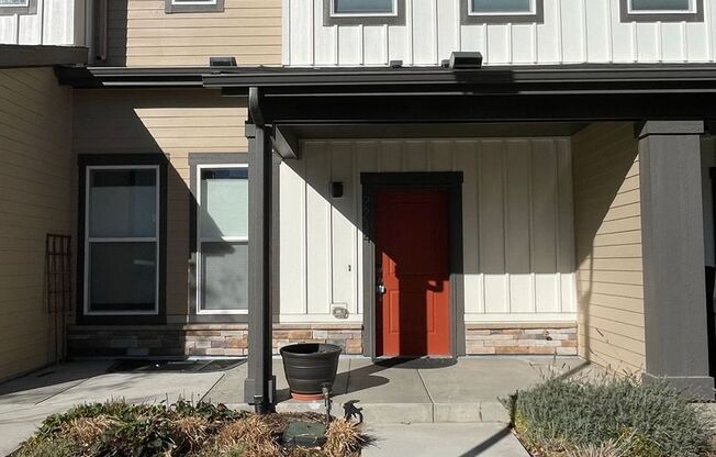3 BED/3 BATH TOWNHOME AVAILABLE NOW!
