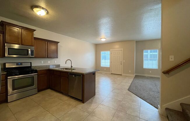 Huge End-Unit Townhouse in Saratoga Springs!
