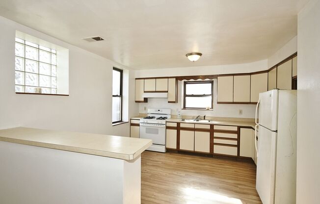 2 beds, 1 bath, $1,000, Unit Unit 1