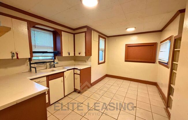 Spacious 3 Bedroom Home in Central Topeka – Pet Friendly!