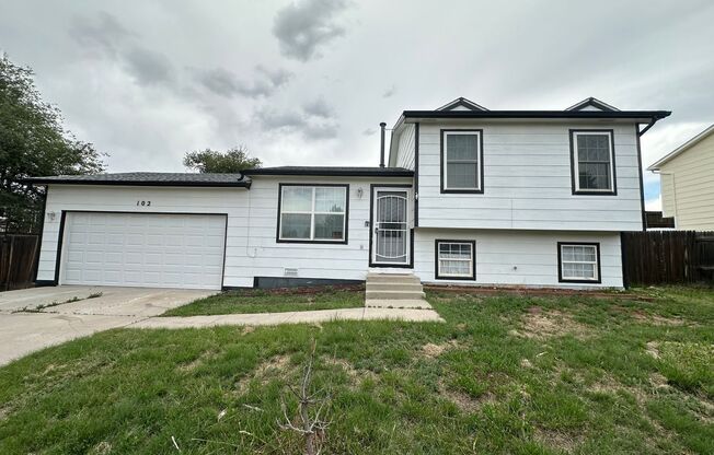 3 Bed 2 Bath Home Minutes From Fort Carson, Schriever, and Peterson Space Force Base!!