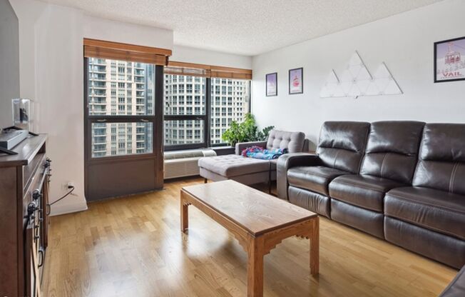 1bed/1bath with full-amenity  is available from 10/1