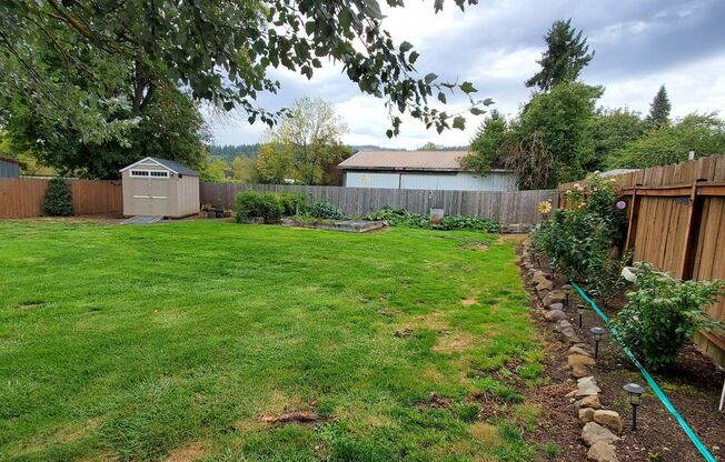Pet Friendly 3 Bedroom 2 Bath home with large backyard in Brownsville, OR